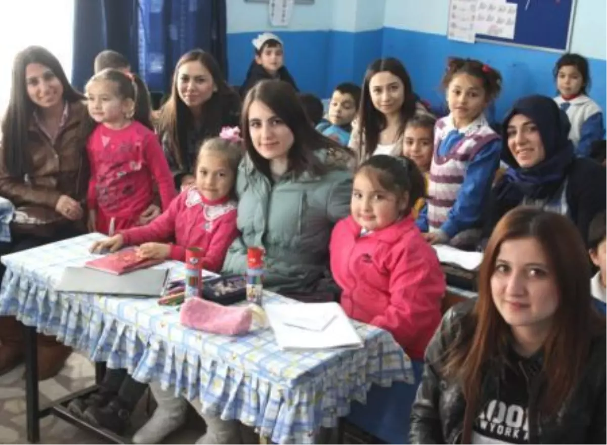 Üniversitelilerden İlkokul Öğrencilerine Yardım