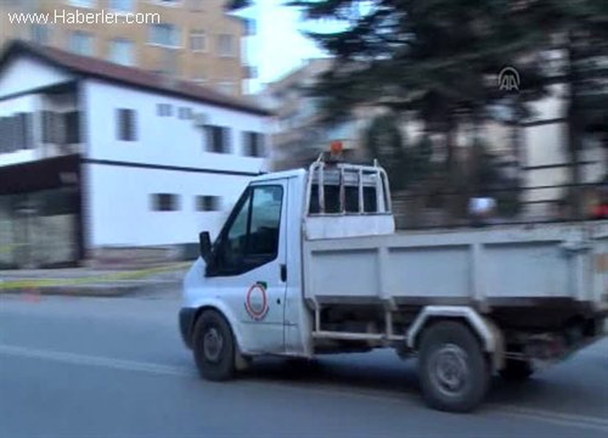 Valilik Önündeki Şüpheli Çanta Fünye İle Patlatıldı