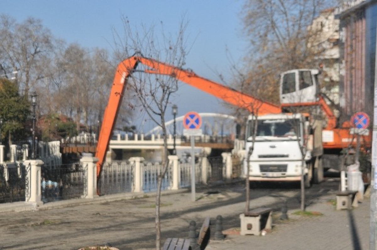 Yalova Deresinin Yatağı Temizleniyor