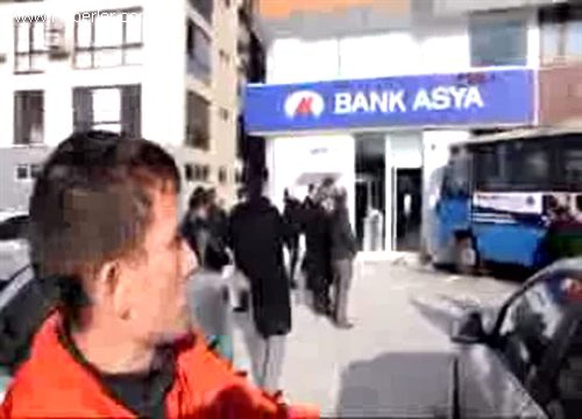 Yolcu Minibüsü Banka Şubesine Çarptı: 1\'i Ağır 4 Yaralı