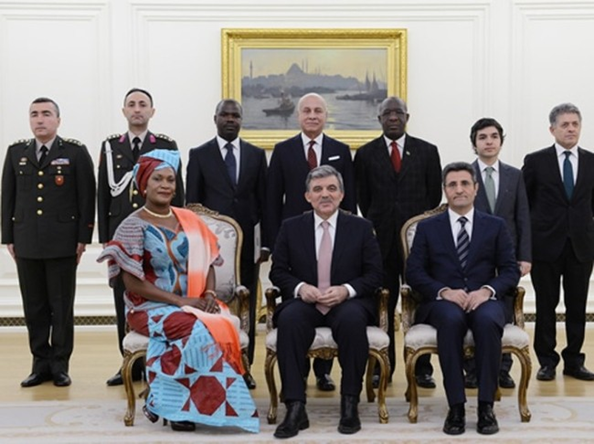 Zambiya Büyükelçisi, Cumhurbaşkanı Gül\'e Güven Mektubu Sundu