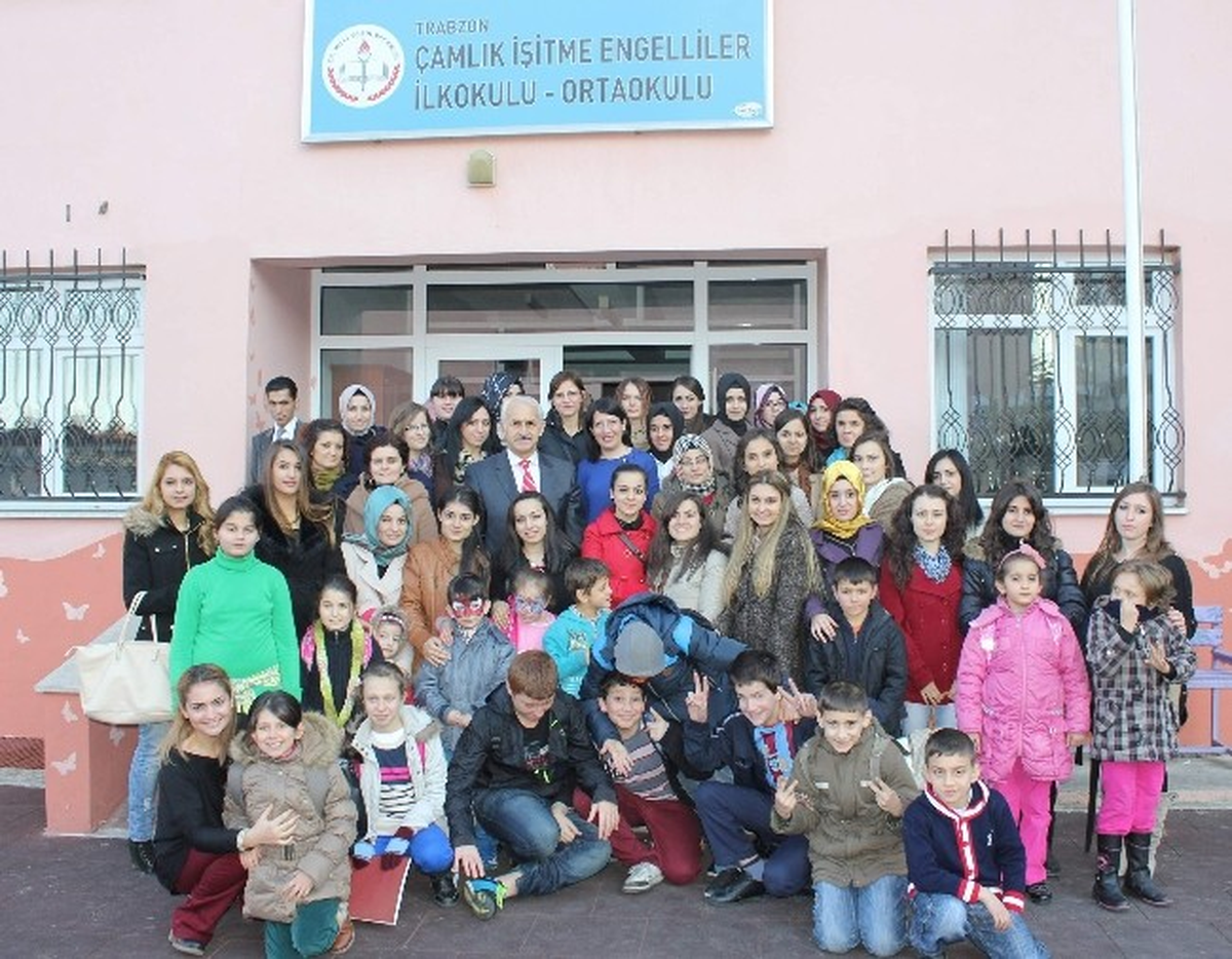 Avrasya Üniversitesi Öğrencilerinden İşitme Engelliler İlköğretim Okulu\'na Ziyaret