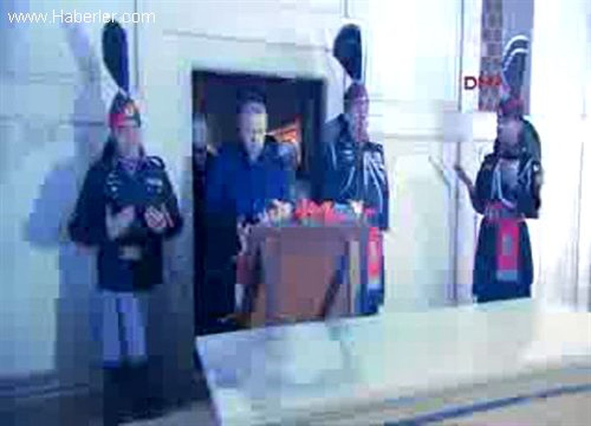 Başbakan Erdoğan İkbal\'in Mezarında Dua Etti