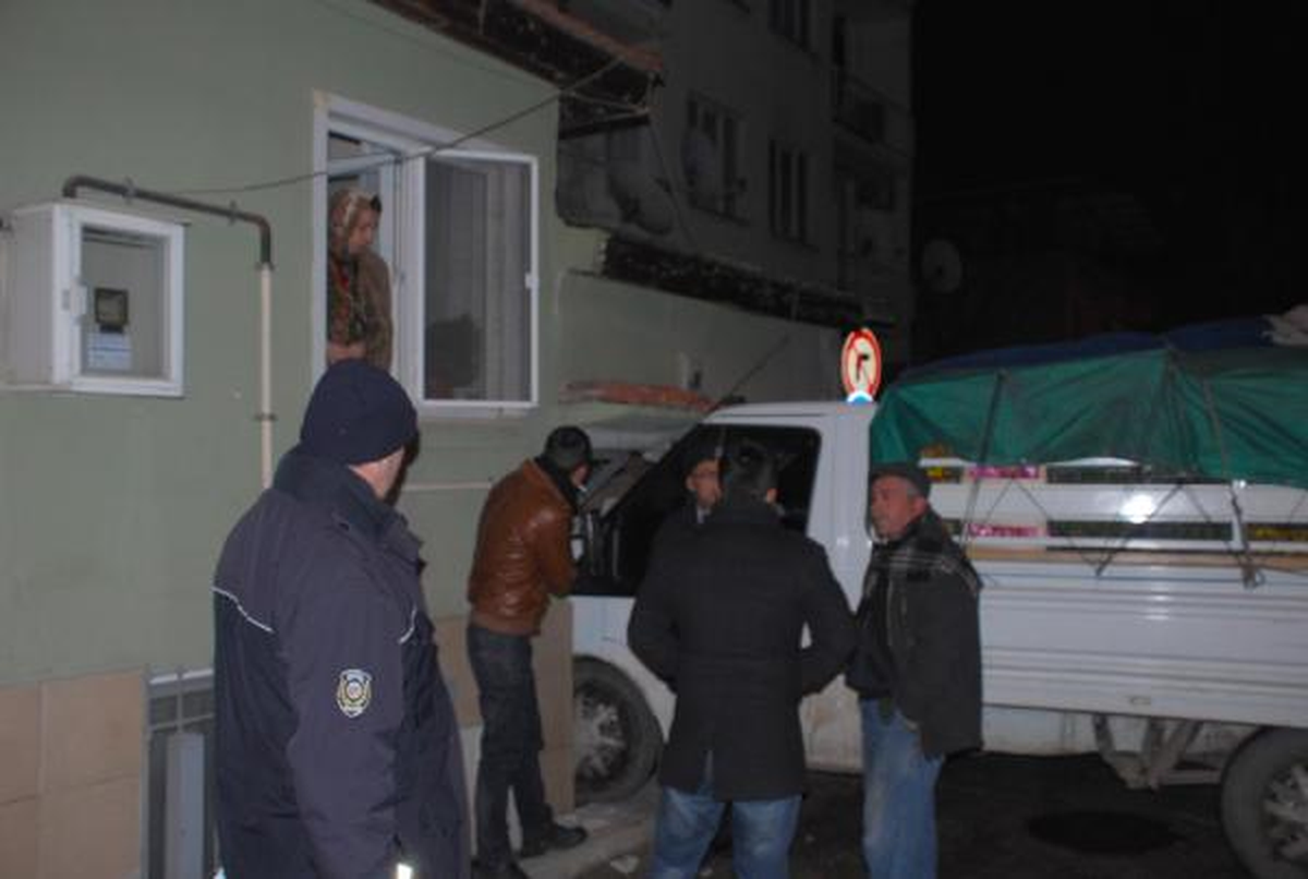 Buzda Kayan Kamyonet Eve Girdi