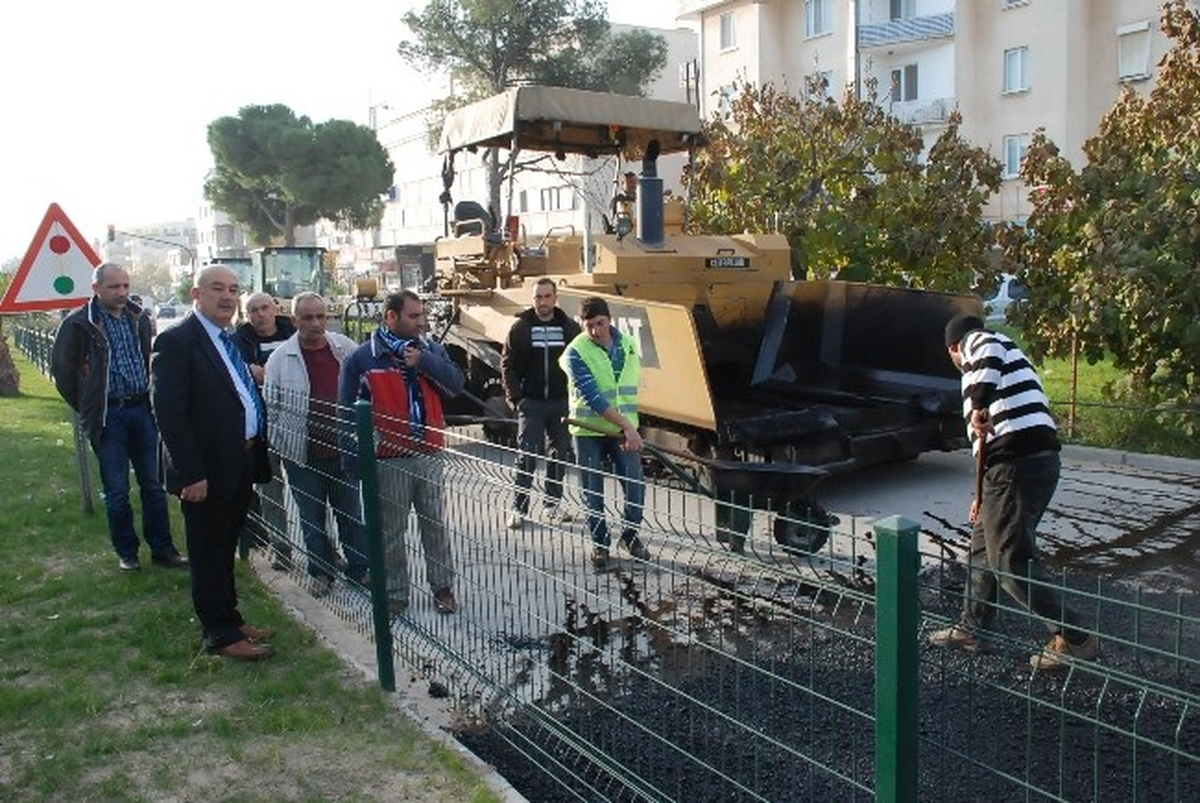 Didim\'de Ana Yollar Sıcak Asfaltla Kaplanıyor