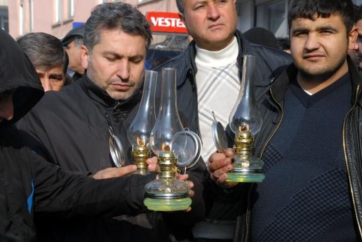 Elektrik Kesintilerine Karşı Gaz Lambalı Eylem