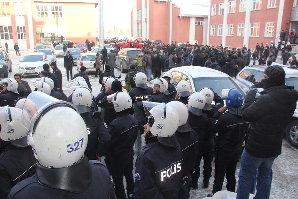 Erzurum\'da Öğrenciler Abdullah Öcalan, Maketini Yaktı