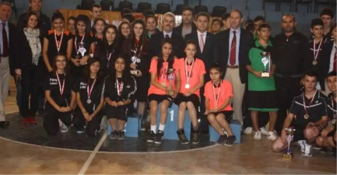 Genç Kızlar ve Erkekler Voleybol Turnuvası Sona Erdi