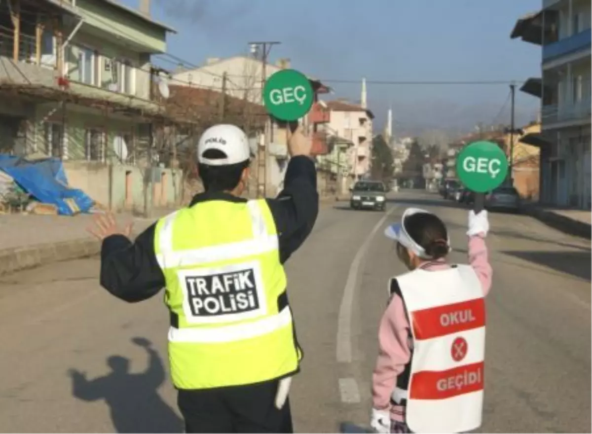 Hamamözü\'nde Okul Geçidi Görevlilerine Eğitim Verildi