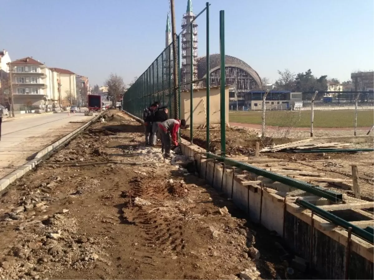 Hendek Atatürk Stadı\'nın Çehresi Değişiyor