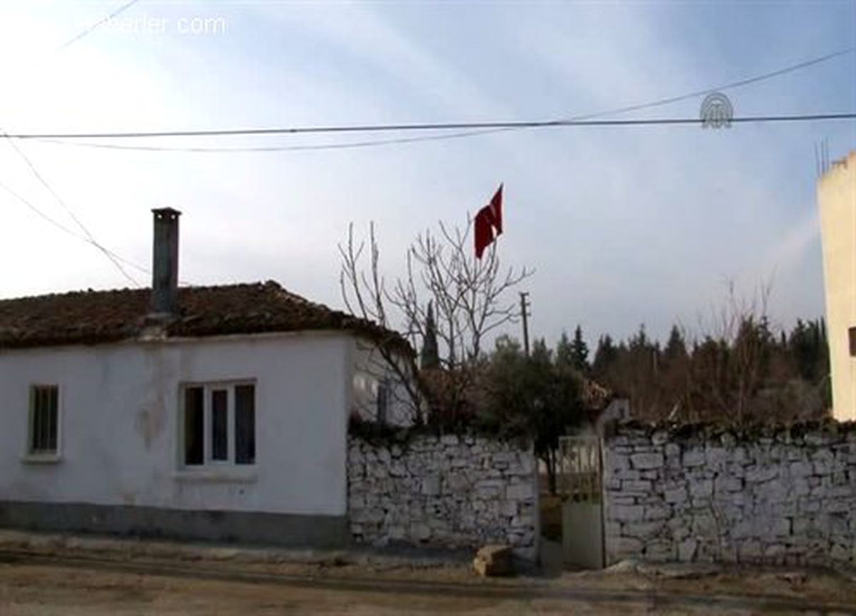 İzmir\'deki römorkör kazası - Şehit evine Türk Bayrağı asıldı -
