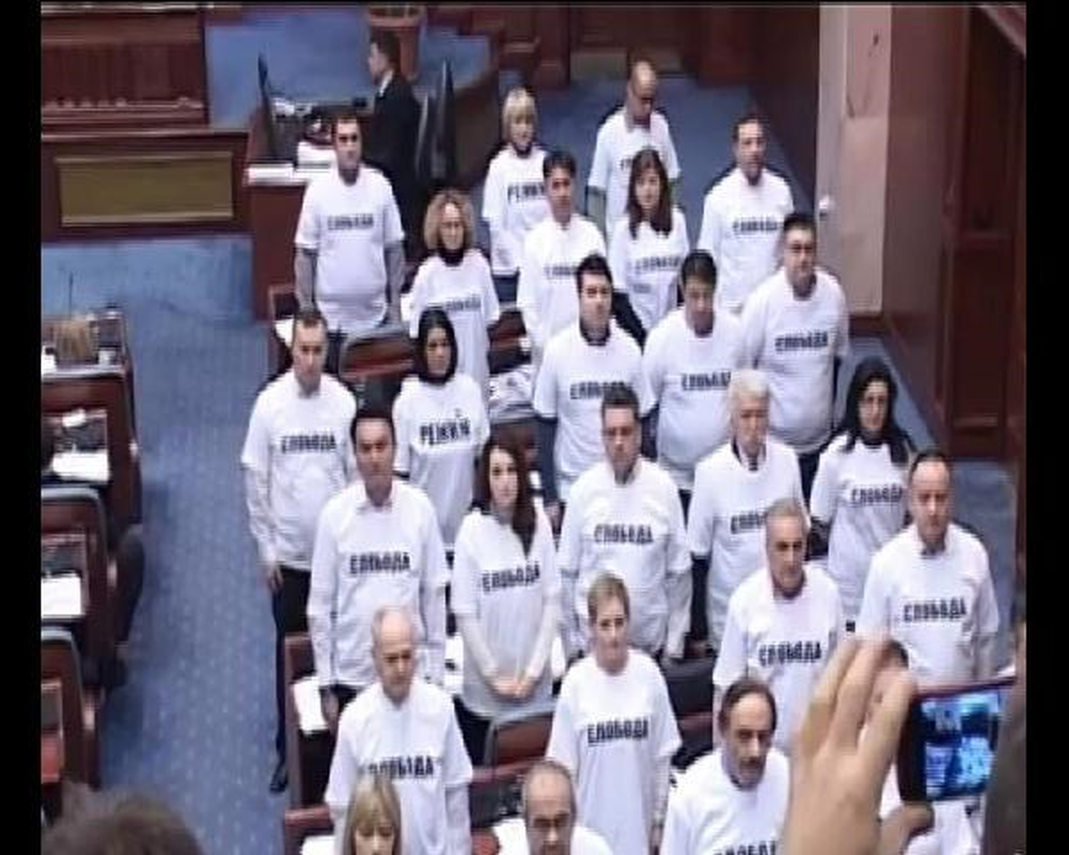 Makedonya Meclisinde Tişörtlü Eylem