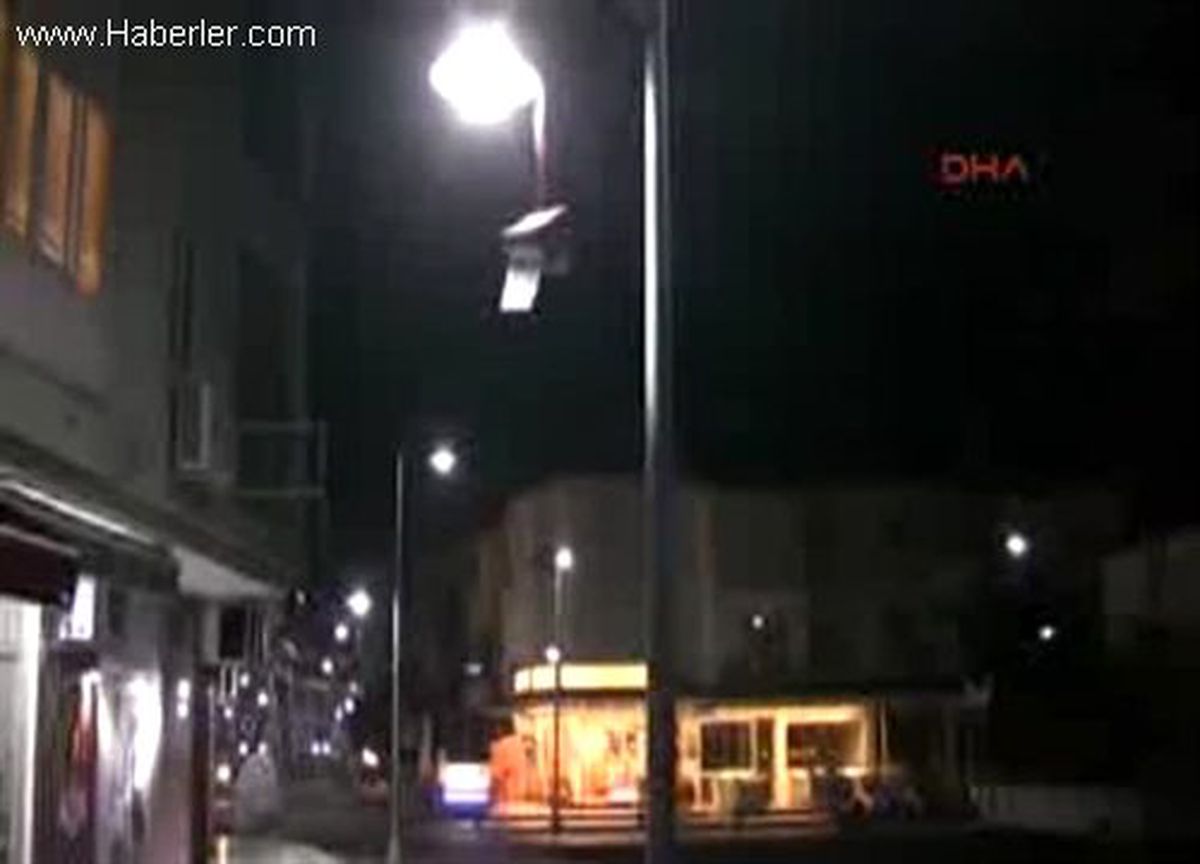 Marmaris\'te Aydınlatma Direğinde Ayakkabı Kutusu Astılar