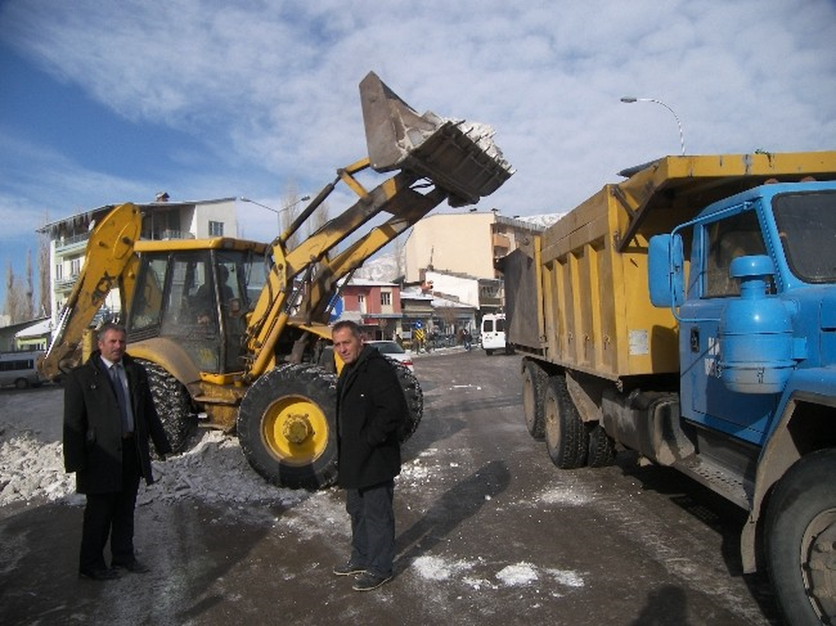 Narman\'da Buz Tutan Yollar Belediye Ekiplerince Temizlendi