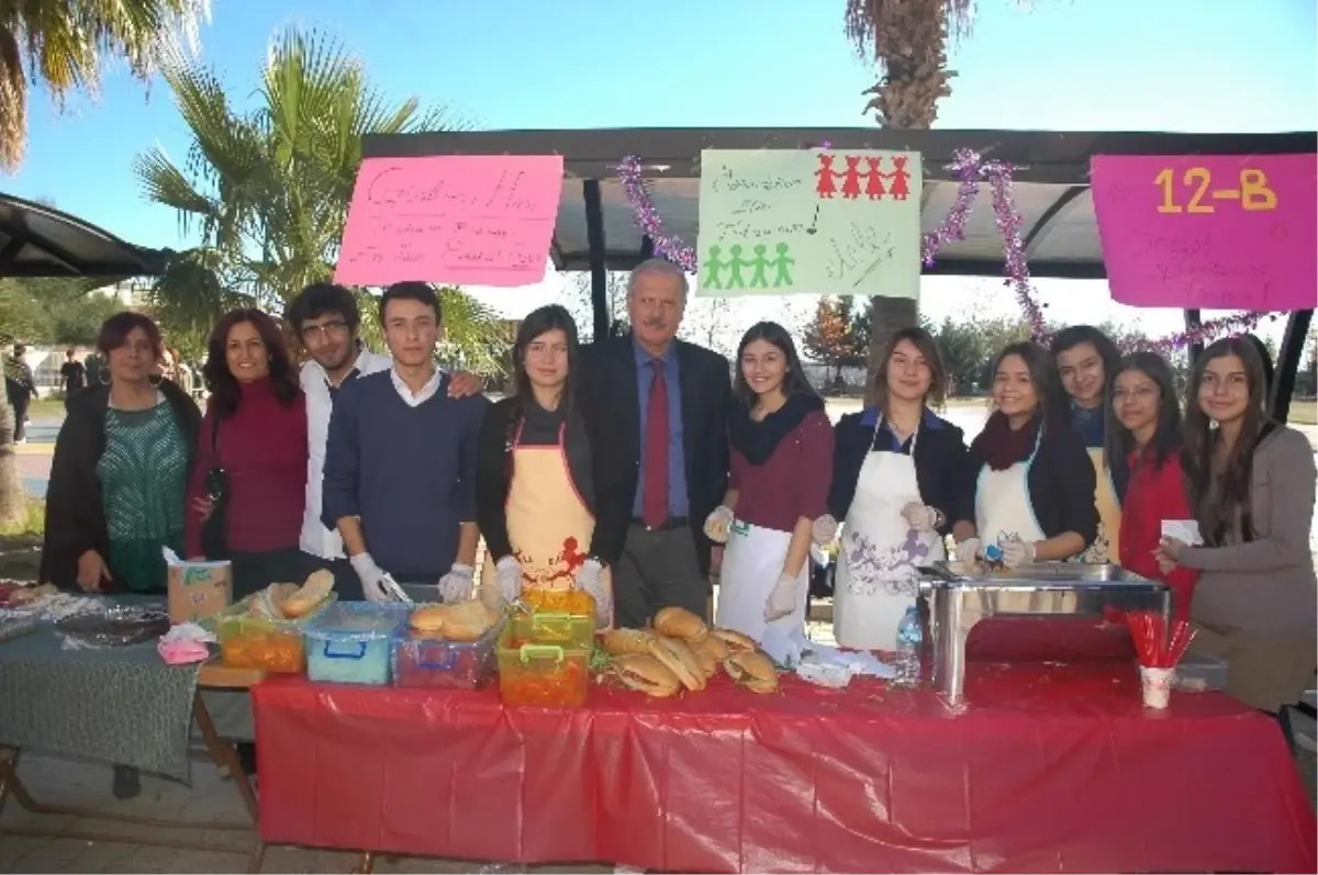 Öğrencilerden "Yanımdakinin Elini Tutuyorum" Projesi