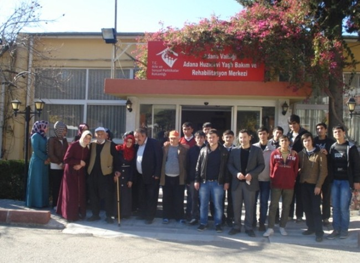 Öğrencilerden Yaşlılara Vefa Ziyareti