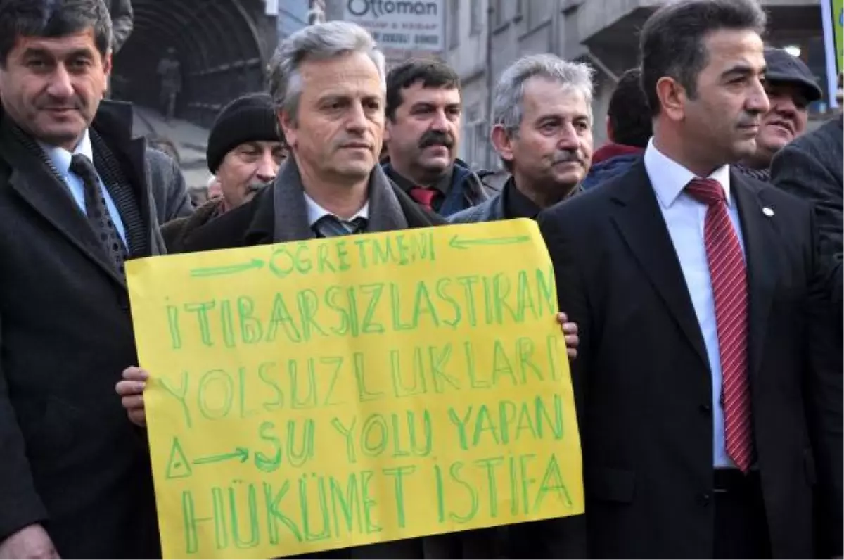 Öğretmenlerden \'Şiddet\' Protestosu