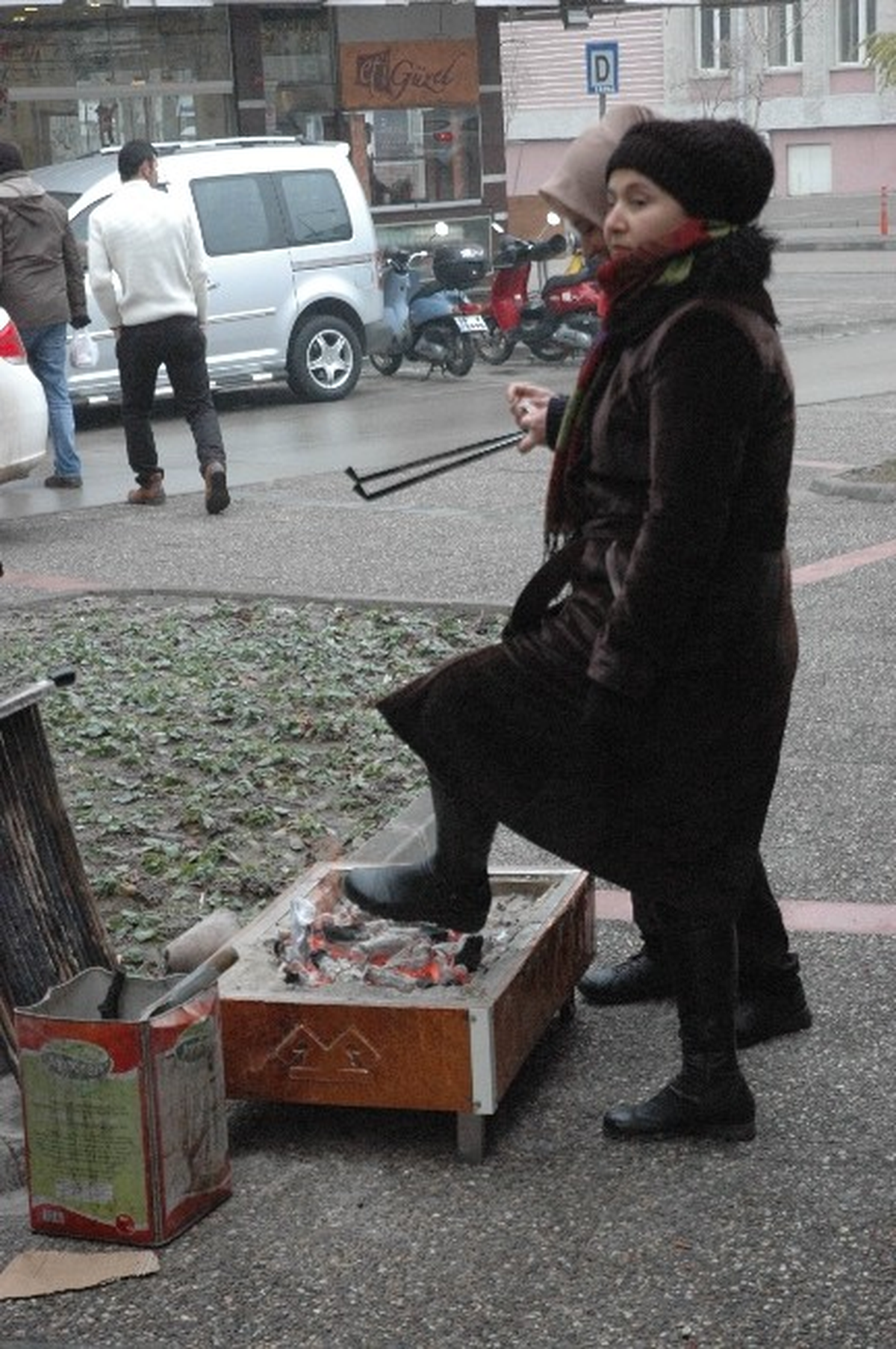 Özel) Üşüyen Ayaklarını Mangal Ateşinde Isıttı