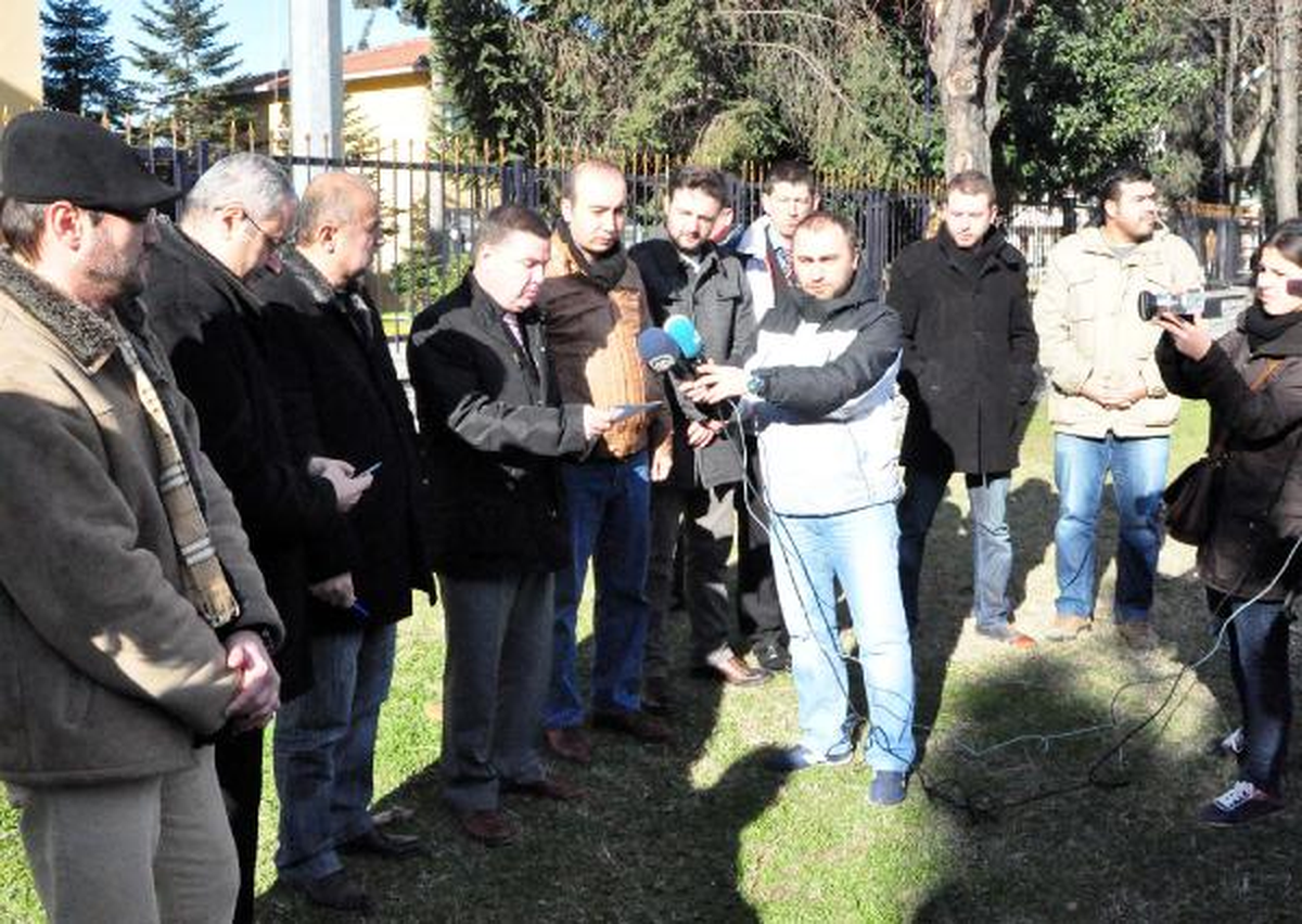 Sakarya\'da Gazeteciler Emniyetin Önünde Kalem Bıraktı