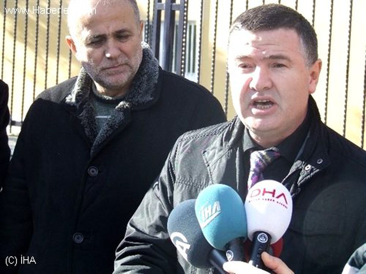 Sakaryalı Gazeteciler Emniyet Önünde Kalem Bıraktı