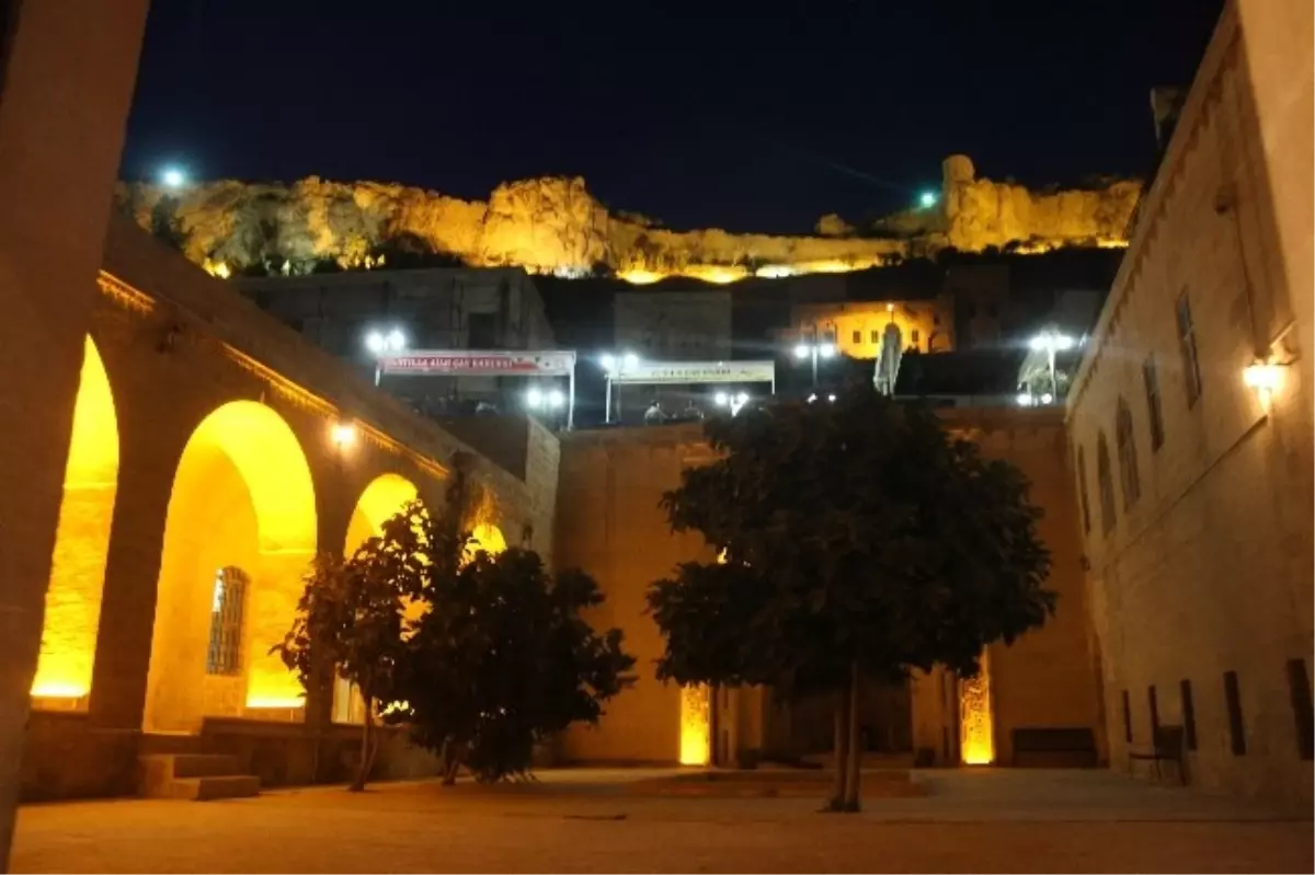 Mardin\'in Şehidiye Camisi Ziyaretçi Akınına Uğruyor