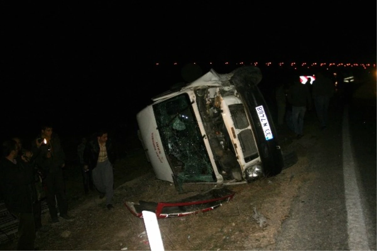 Tarsus\'ta Trafik Kazası: 17 Yaralı