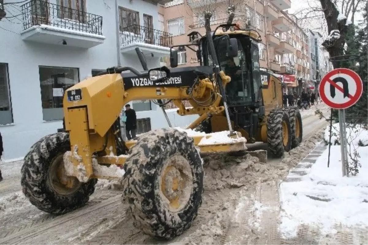 Akdağmadeni\'nde Buz Temizleme Çalışmaları Yapılıyor