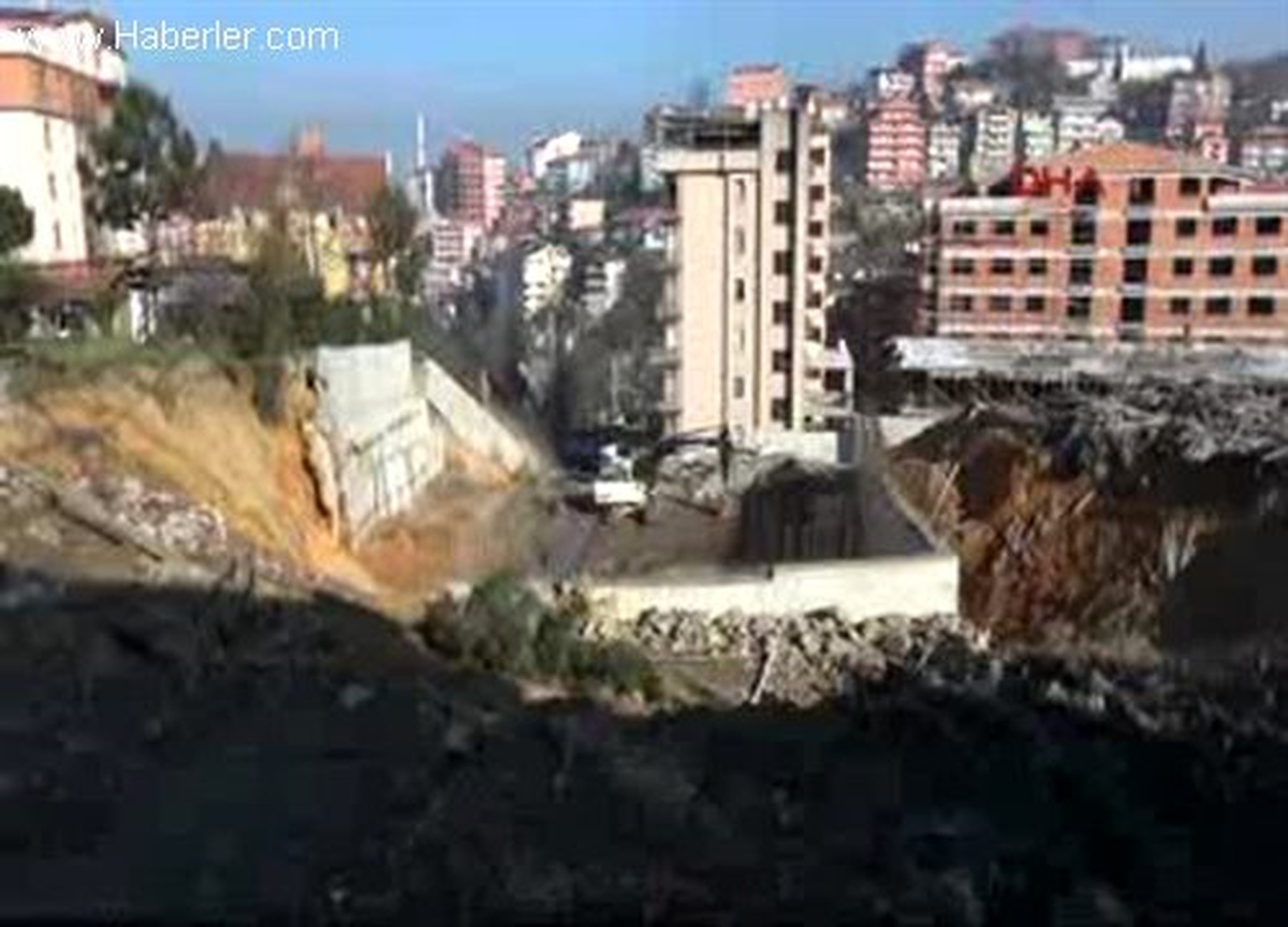Apartman İnşaatında Oluşan Heyelan Evsiz Bıraktı