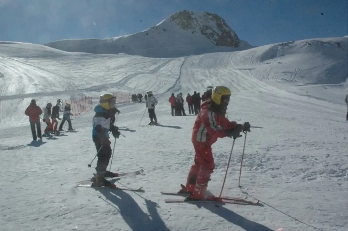 Hakkari\'de Okullar Arası Alp Disiplini Kayak Yarışması