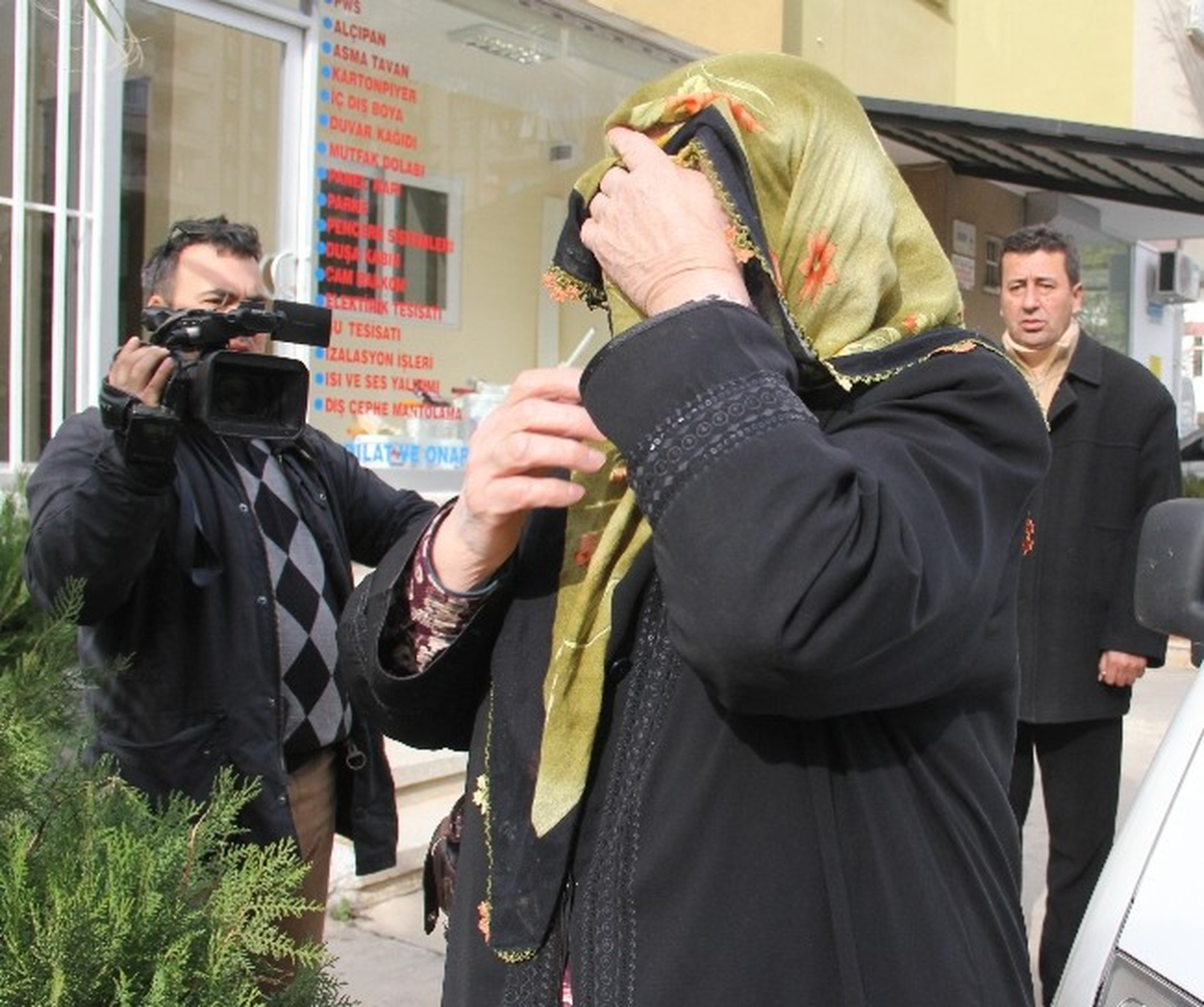 Hayır Bahanesiyle Yaşlı Kadının Bileziğini Çaldılar