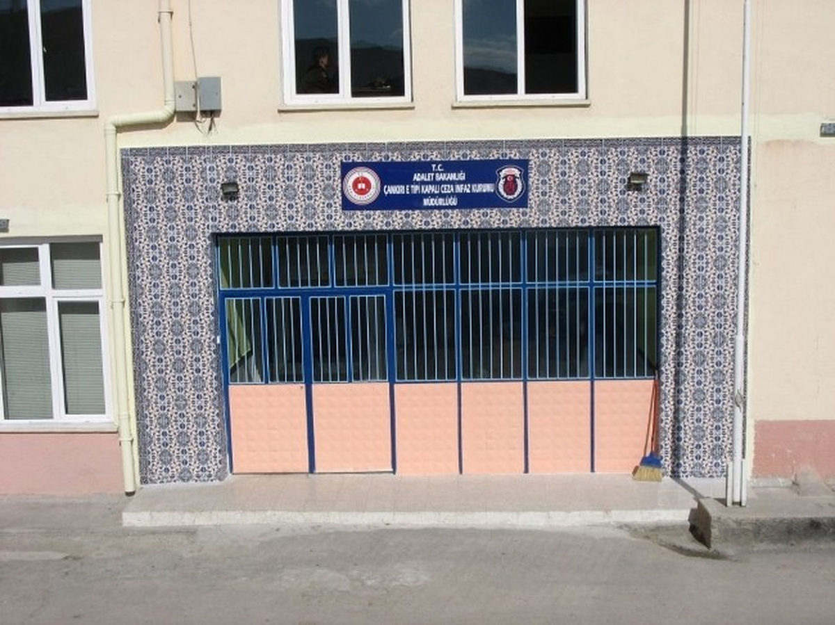 Hükümlü Sabah Sayımı Yapan Memurun Üzerine Kaynar Su Döktü