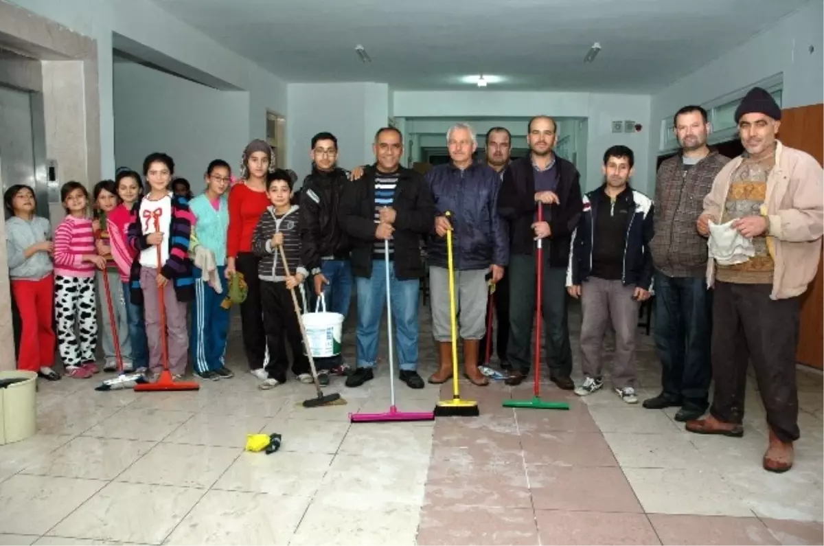 Kadınlar Sildi Erkekler Süpürdü Çocuklar Taşıdı