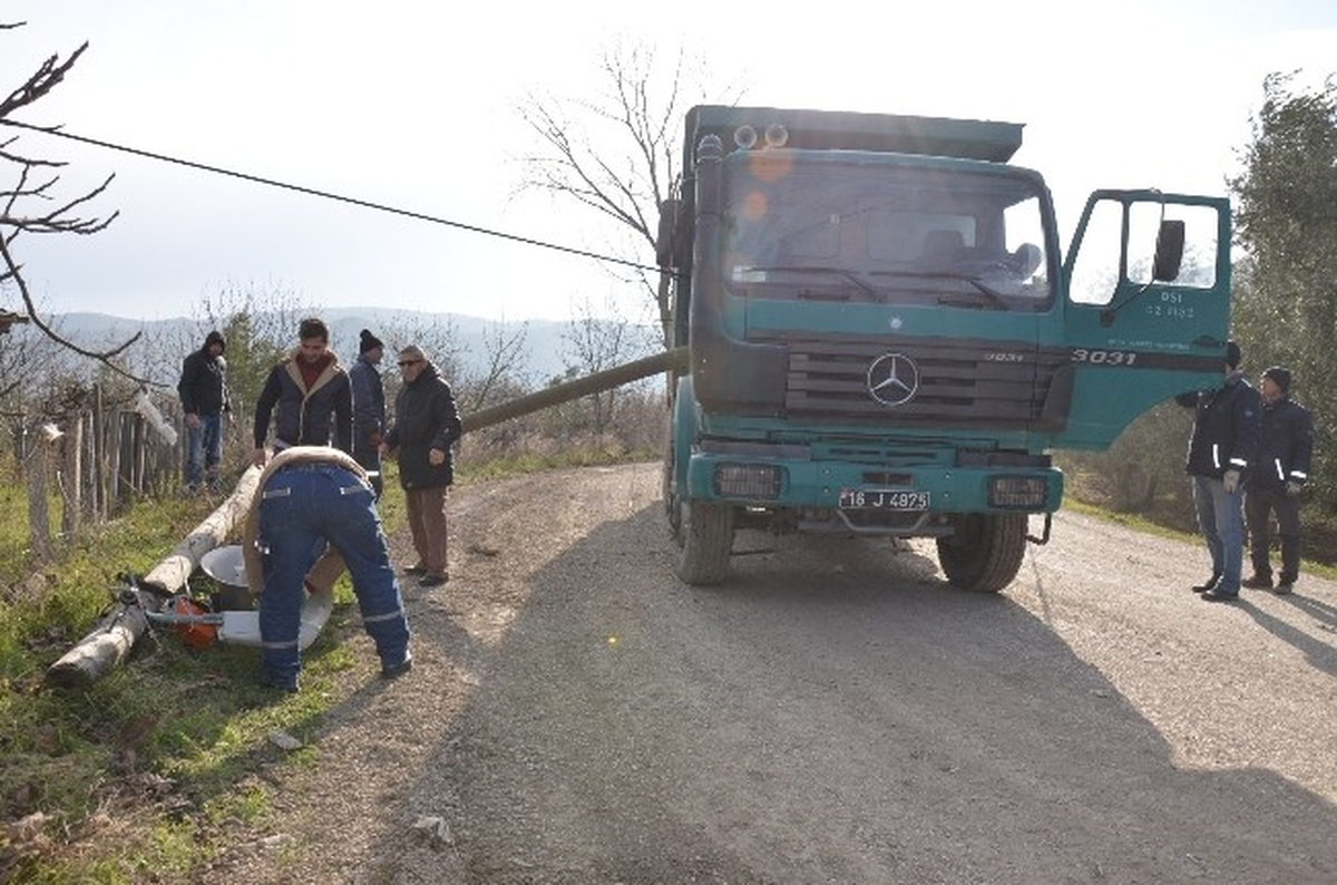 Kamyon Direği Devirdi, İznik Elektriksiz ve Telefonsuz Kaldı