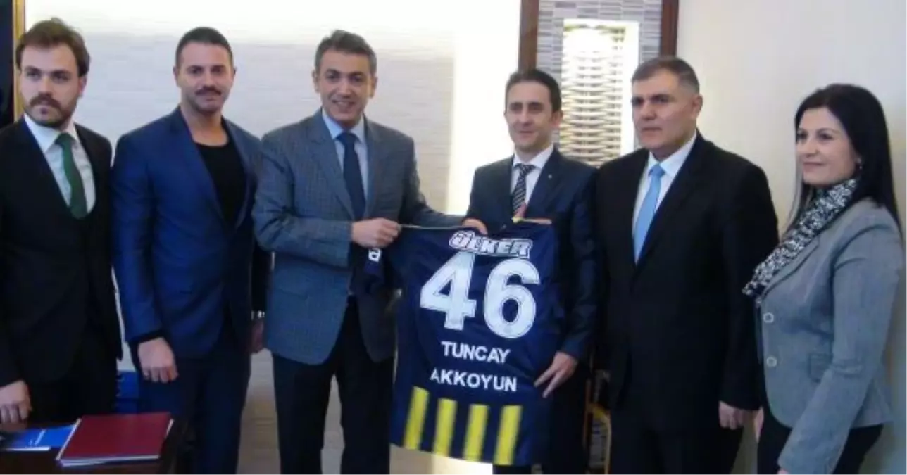 Fenerbahçeliler Derneği Elbistan Kaymakamına Forma Verdi