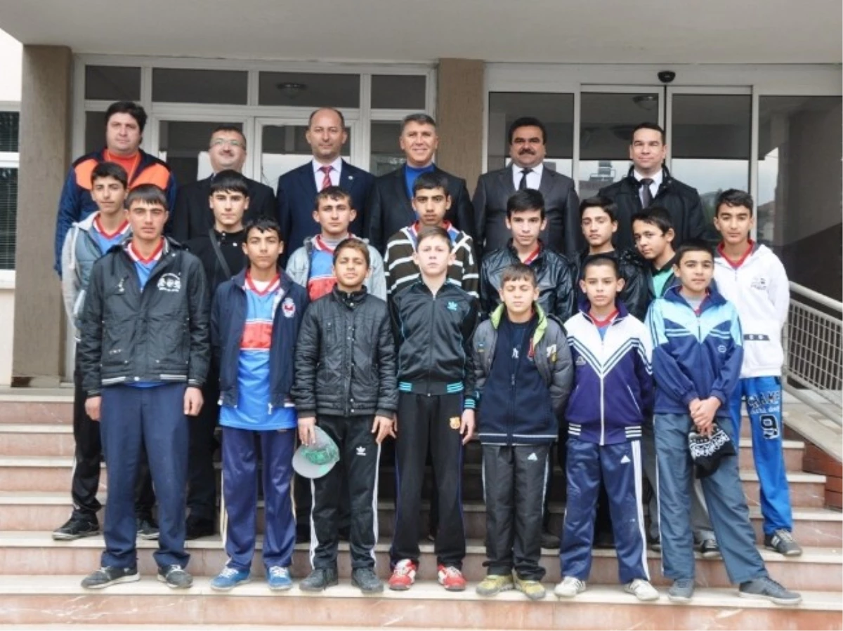 Ödemiş Cumhuriyet Ortaokulu Sporcularından Protokol Turu