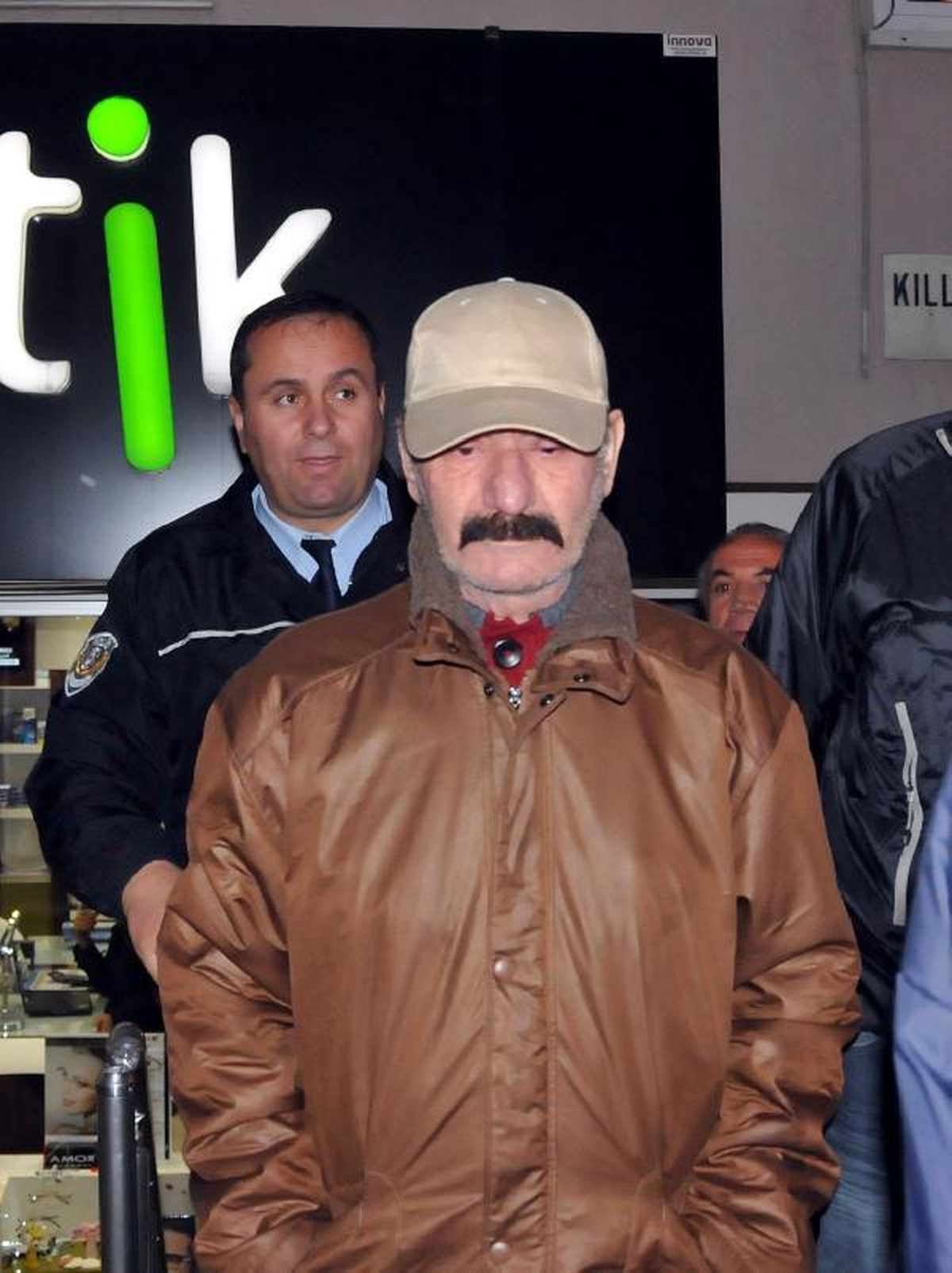 Antalya\'da Emekli Başkomiser Oğlunu Yaraladı