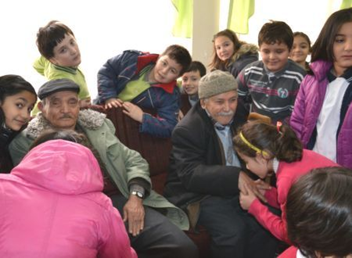 Balıkesir\'de Öğrencilerden Huzurevine Ziyaret