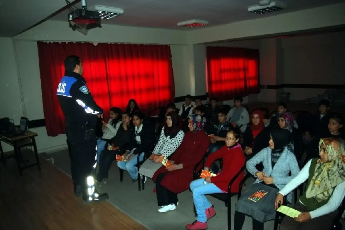 Öğrencilere Trafik Güvenliği ve Trafik İşaretleri Kursu Verildi