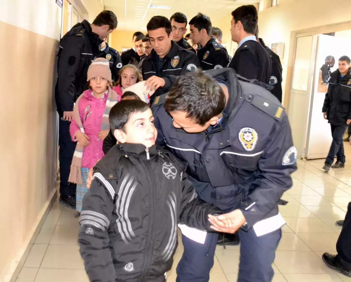 Siirt\'te Polis Adayları, Öğrencileri Sevindirdi