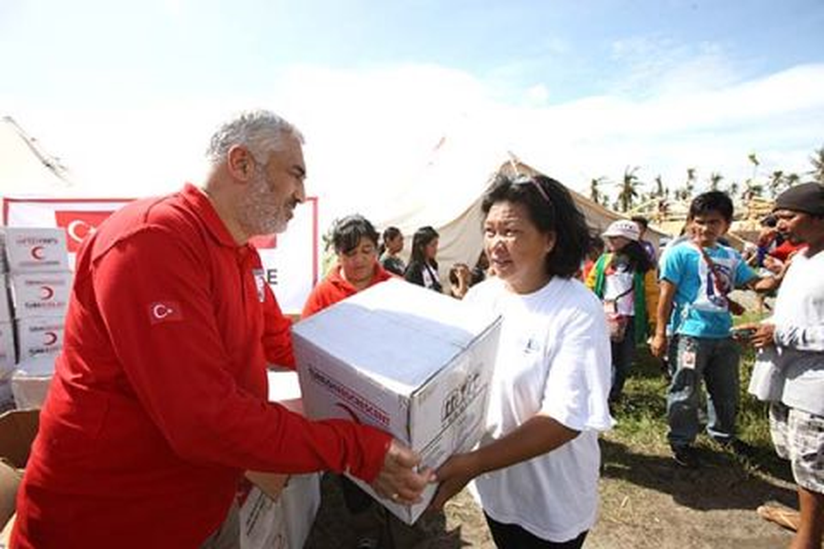 Türk Kızılayından Evsiz Kalan Filipinlilere Yardım Eli