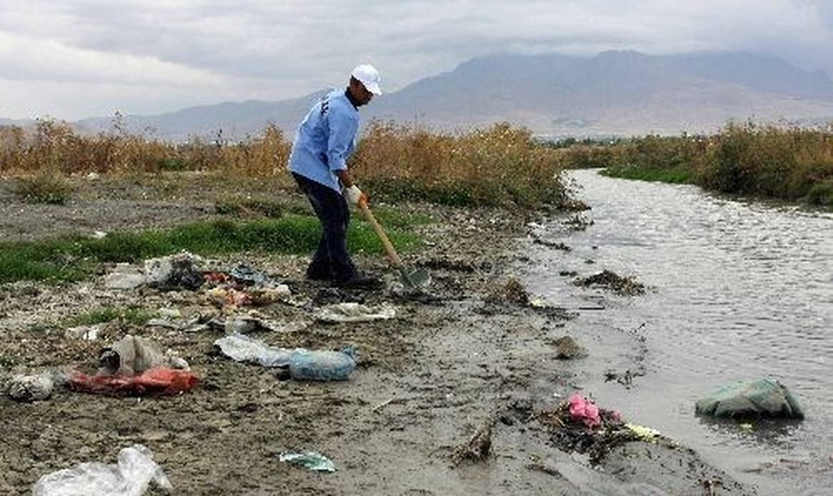 Van Gölü sahillerinde "çöp" sorunu -