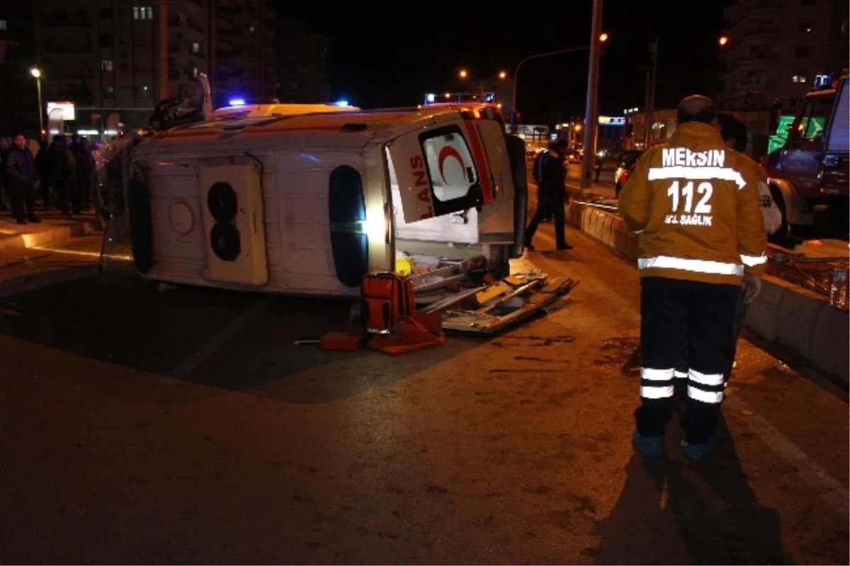 Mersin\'de Yaralı Taşıyan Ambulans Kaza Yaptı: 5 Yaralı