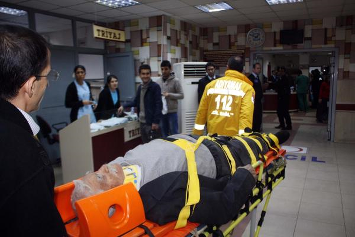 Adıyaman\'da Evinin Çatısını Onaran Adam Düşüp Yaralandı