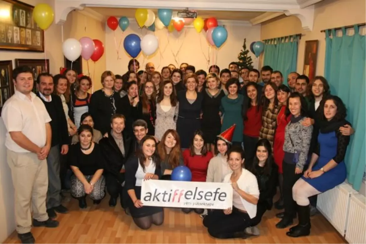 Aktiffelsefe\'de Coşkulu Yeni Yıl Kutlaması