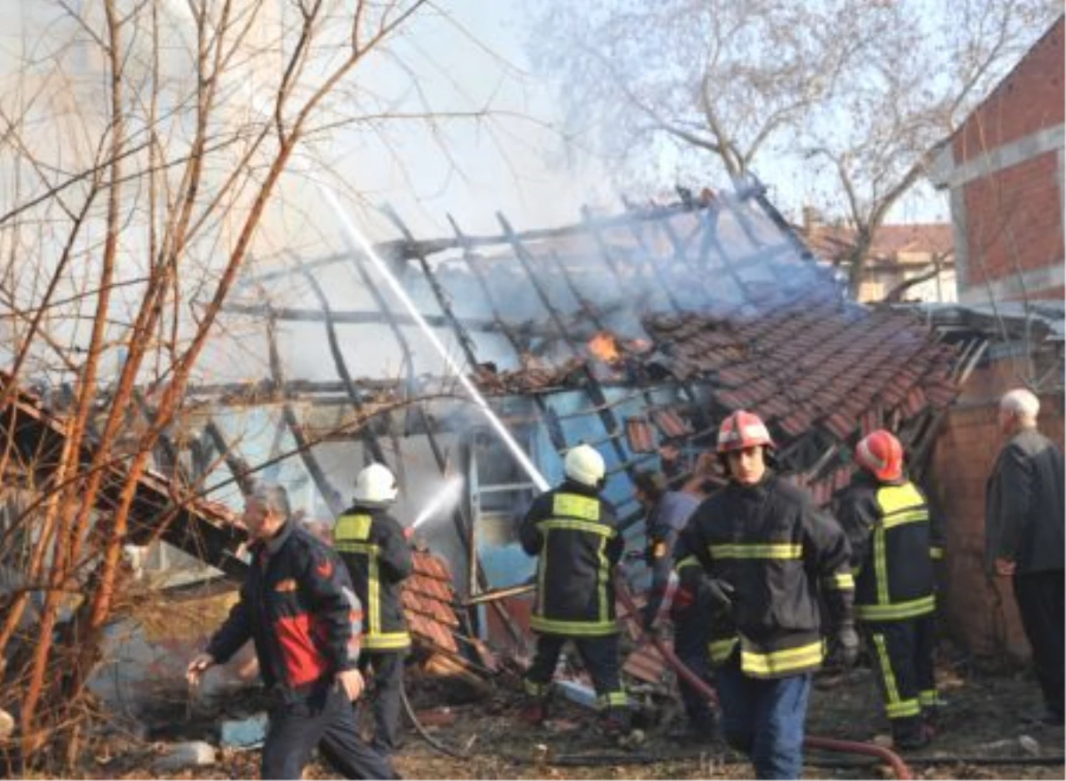 Alevlerin Evine Sıçramaması İçin Bahçe Hortumuyla Yangına Müdahale Etti