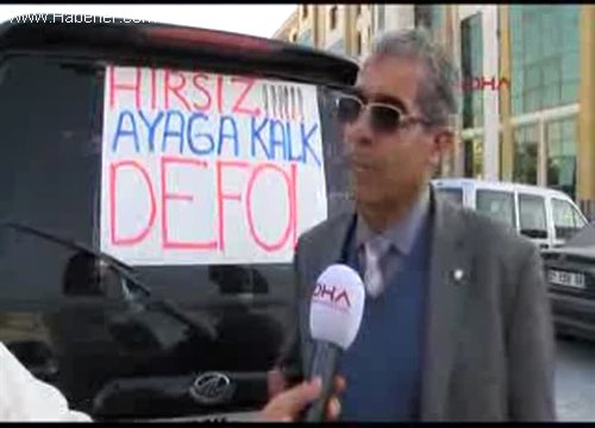 Aracının Camına \'Hırsız Ayağa Kalk Defol\' Yazdı