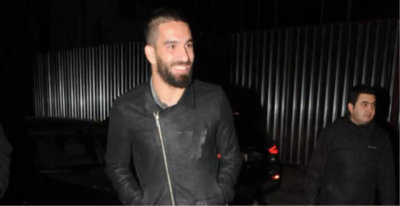 Arda Turan, Esmer Bir Bayanla Görüntülendi