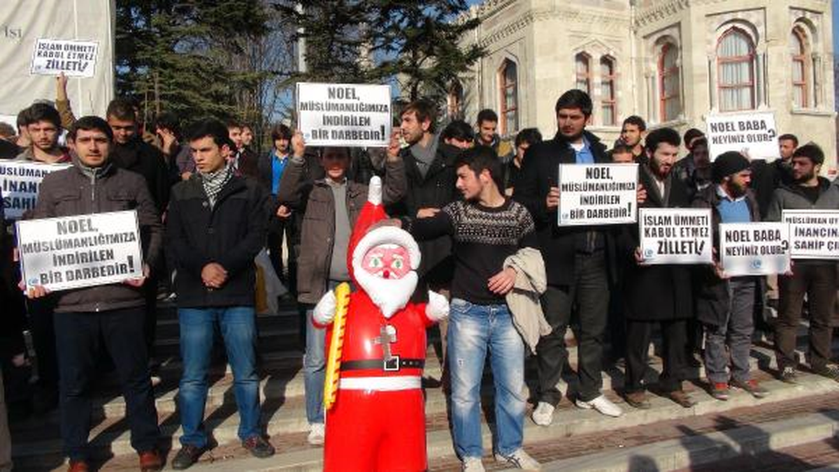 Beyazıt Meydanı\'nda Noel Baba\'ya Protesto