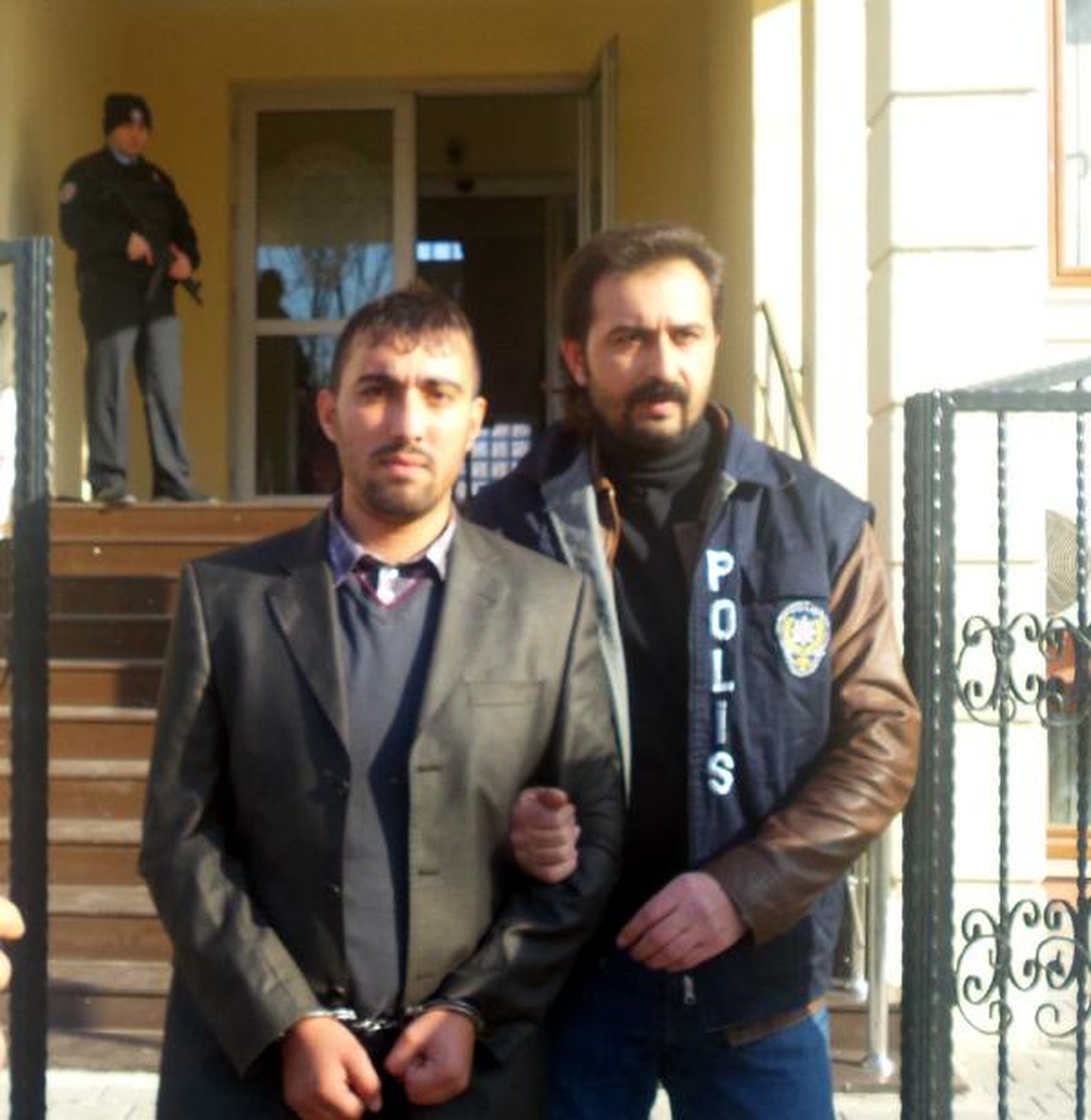Birlikte Yaşadığı Kadını Bacağından Vurdu