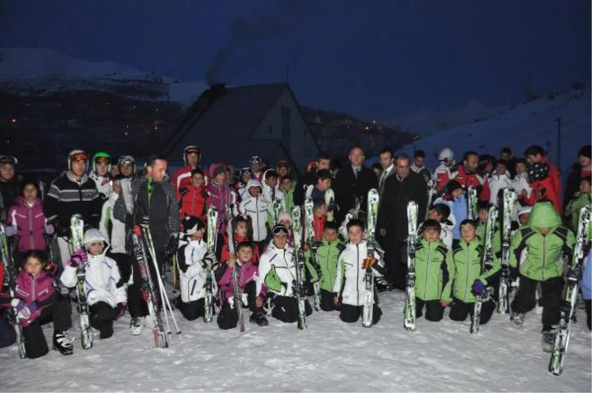 Bitlis\'te 625 Çocuğun Kayak Takımı Sevinci